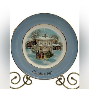 Vintage Avon Christmas 1977 Decorative‎ Plate “Carollers in The Snow”